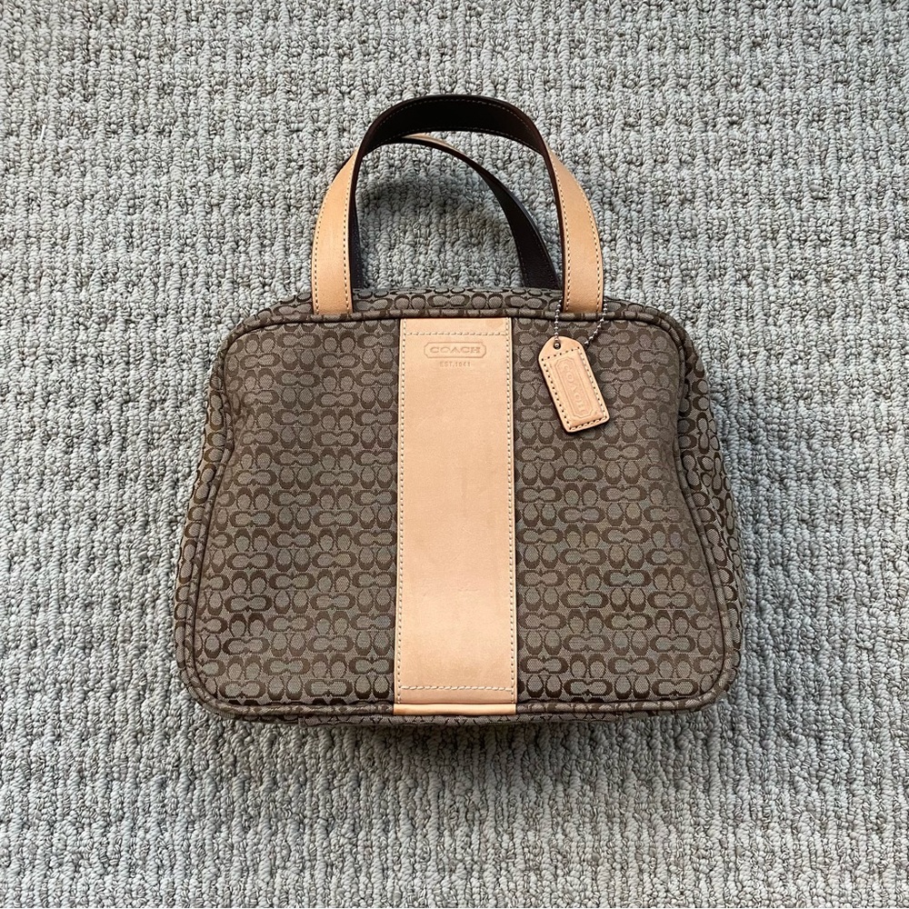 Coach gorgeous and timeless brown leather vintage makeup and toiletries bag